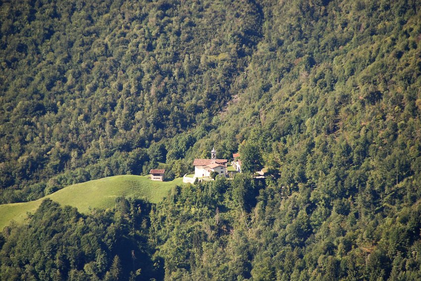 03 Santuario della Madonna del Frassino, visto dal Grem.JPG